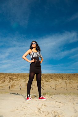 Yaz aylarında kumsalda güneş gözlüklü çok Hintli kız.