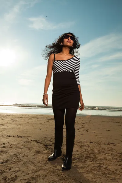 Hübsches indisches Mädchen mit Sonnenbrille am Strand im Sommer. — Stockfoto