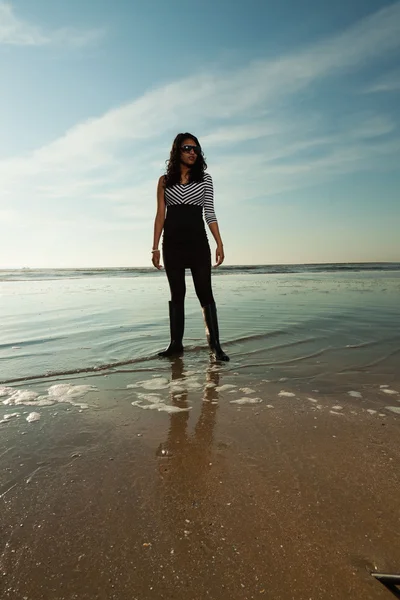 Jolie fille indienne avec des lunettes de soleil sur la plage en été . — Photo