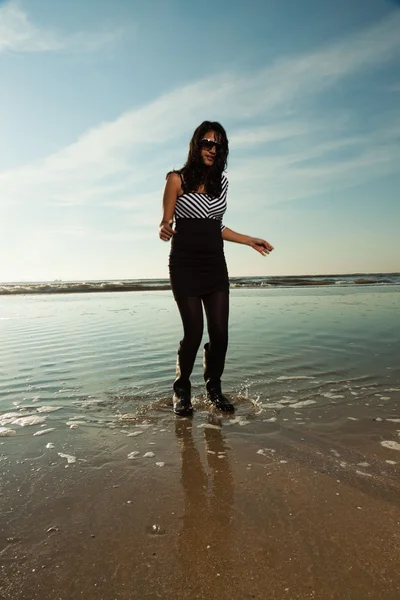 Bonita chica india con gafas de sol en la playa en verano . — Foto de Stock