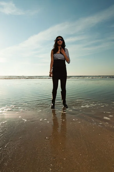Jolie fille indienne avec des lunettes de soleil sur la plage en été . — Photo