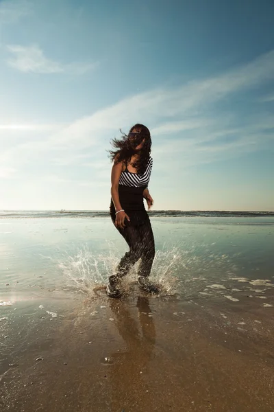 Jolie fille indienne avec des lunettes de soleil sur la plage en été . — Photo