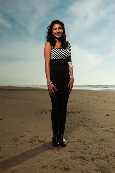 夏のビーチでの長い髪とはかなりインドの少女. — ストック写真