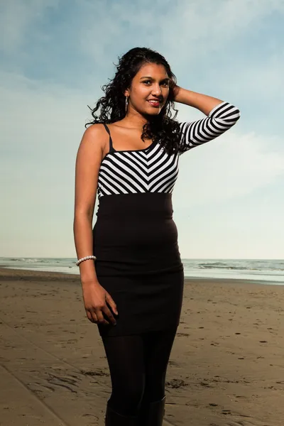 Hübsche indische Mädchen mit langen Haaren am Strand im Sommer. — Stockfoto