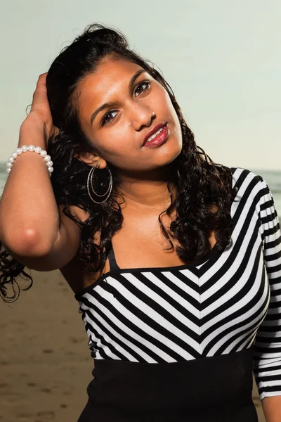Docela indická dívka s dlouhými vlasy na pláži v létě. — Stock fotografie