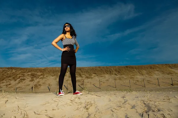 Pretty indian girl with sunglasses on the beach in summer. — Stock Photo, Image