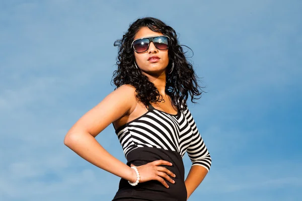 Vrij Indiase meisje met zonnebril op het strand in de zomer. — Stockfoto