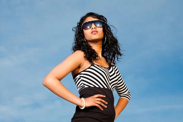 Прекрасная индийская девушка в солнцезащитных очках на пляже летом . — стоковое фото
