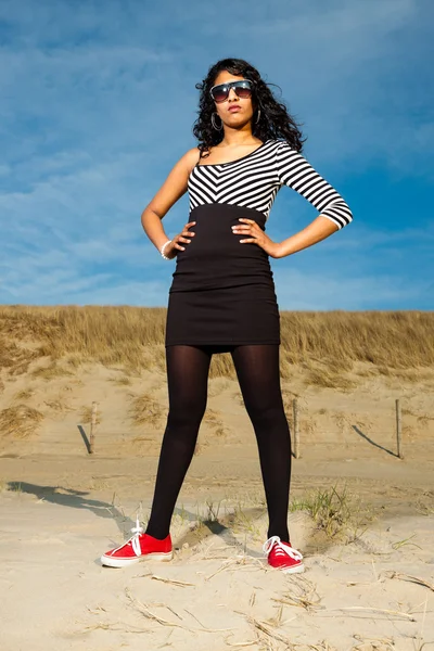 Vrij Indiase meisje met zonnebril op het strand in de zomer. — Stockfoto