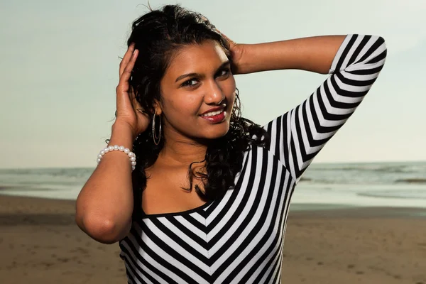 Csinos indiai lány, hosszú haj, nyáron a strandon. — Stock Fotó