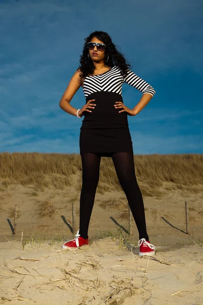 Vrij Indiase meisje met zonnebril op het strand in de zomer. — Stockfoto