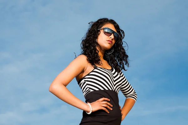 Menina indiana bonita com óculos de sol na praia no verão . — Fotografia de Stock