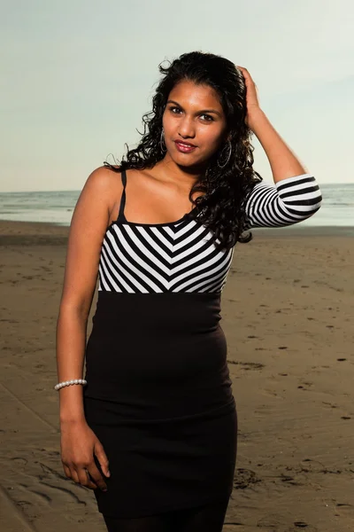 Vrij Indiase meisje met lange haren op het strand in de zomer. — Stockfoto