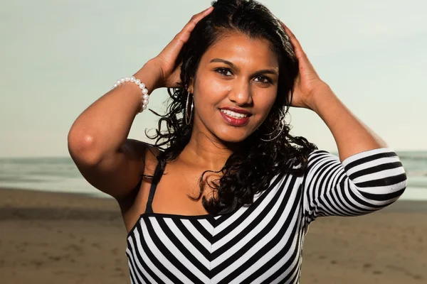 Досить індійська дівчина з довгим волоссям на пляжі влітку . — стокове фото