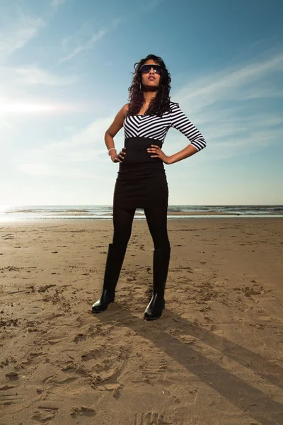 Vrij Indiase meisje met zonnebril op het strand in de zomer. — Stockfoto