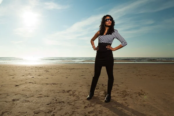 Vrij Indiase meisje met zonnebril op het strand in de zomer. — Stockfoto