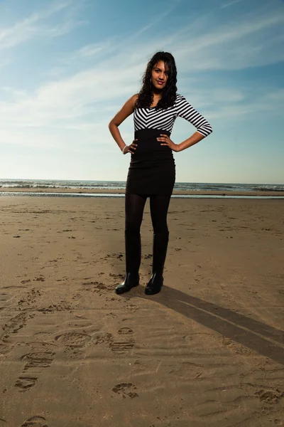 Csinos indiai lány, hosszú haj, nyáron a strandon. — Stock Fotó