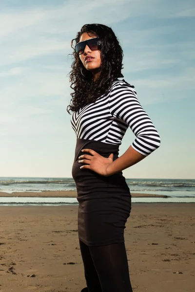 Pretty indian girl with sunglasses on the beach in summer. — Stock Photo, Image