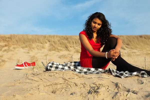 Indisches Mädchen mit langen Haaren in Rot am Strand im Sommer — Stockfoto