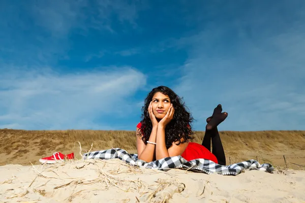 长头发的印度女孩穿红色衣服在海滩上夏天 — 图库照片