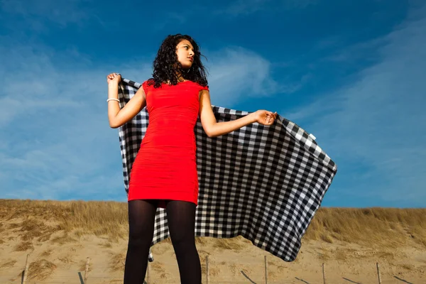 Yaz aylarında sahilde kırmızı giymiş uzun saçlı Hintli kız