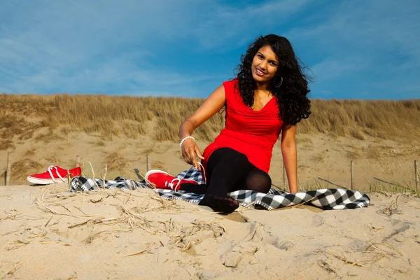 夏のビーチで赤い服を着た髪の長いインドの少女 — ストック写真