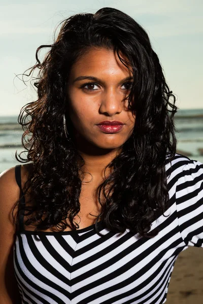 Vrij Indiase meisje met lange haren op het strand in de zomer. — Stockfoto