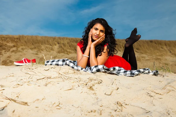 Menina indiana com cabelo longo vestido de vermelho na praia no verão — Fotografia de Stock