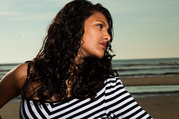 Vrij Indiase meisje met lange haren op het strand in de zomer. — Stockfoto