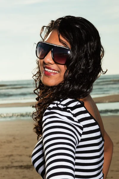 Vrij Indiase meisje met zonnebril op het strand in de zomer. — Stockfoto