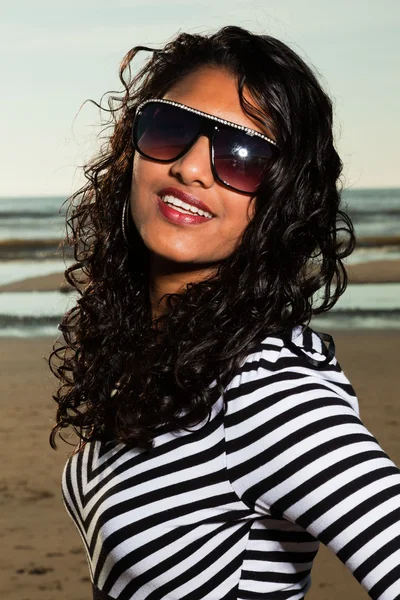 Pretty indian girl with sunglasses on the beach in summer. — Stock Photo, Image