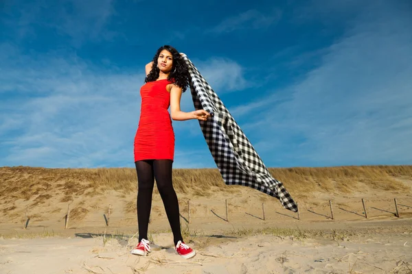 Fille indienne aux cheveux longs habillée en rouge sur la plage en été — Photo