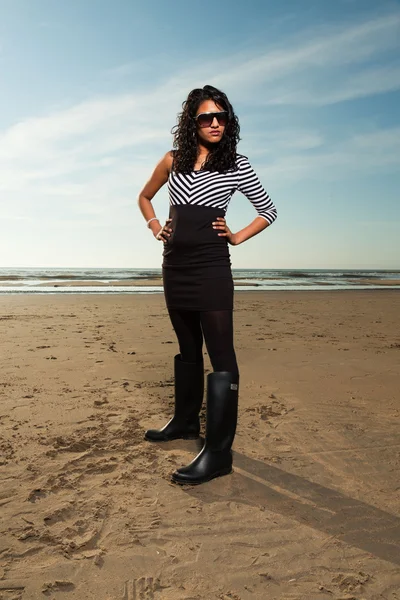 Vrij Indiase meisje met zonnebril op het strand in de zomer. — Stockfoto