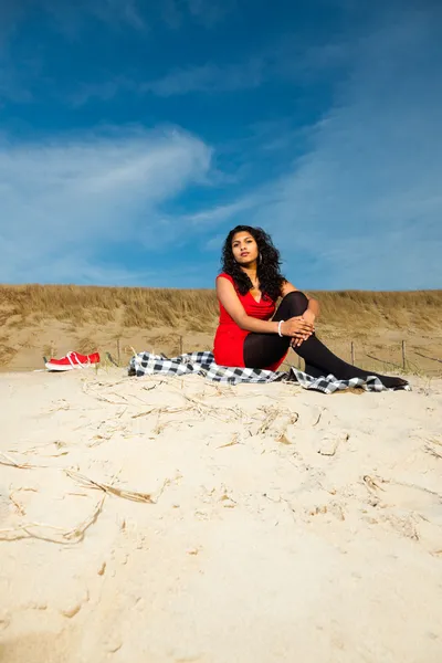 Yaz aylarında sahilde kırmızı giymiş uzun saçlı Hintli kız — Stok fotoğraf