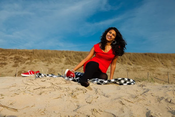 Ragazza indiana con i capelli lunghi vestita di rosso sulla spiaggia in estate — Foto Stock