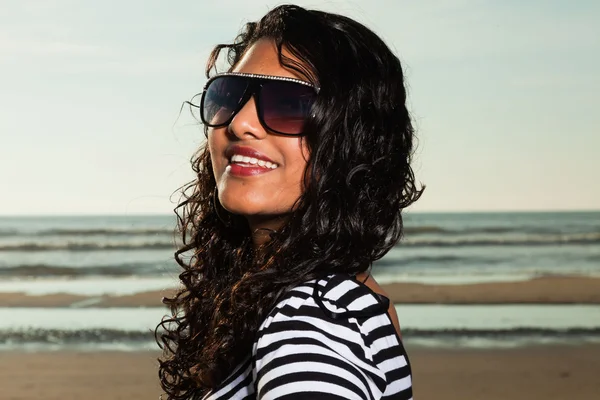 Menina indiana bonita com óculos de sol na praia no verão . — Fotografia de Stock