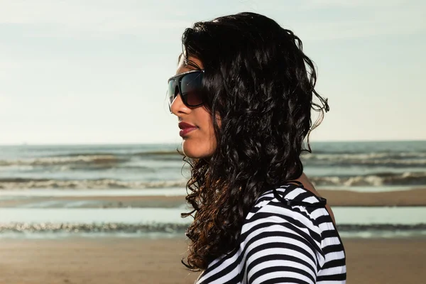 Menina indiana bonita com óculos de sol na praia no verão . — Fotografia de Stock