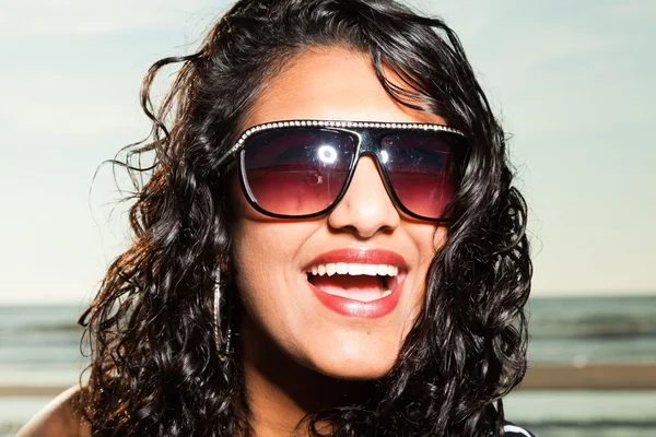 Bella ragazza indiana con gli occhiali da sole sulla spiaggia in estate . — Foto Stock