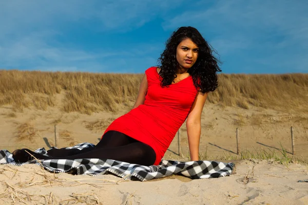 Chica india con el pelo largo vestido de rojo en la playa en verano — Foto de Stock