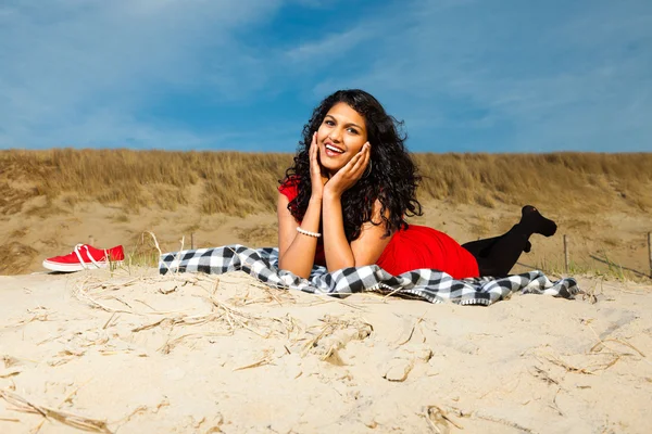 夏のビーチで赤い服を着た髪の長いインドの少女 — ストック写真