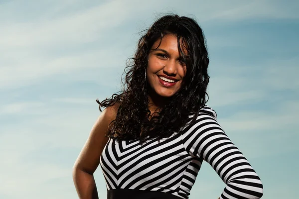 Vrij Indiase meisje met lange haren op het strand in de zomer. — Stockfoto