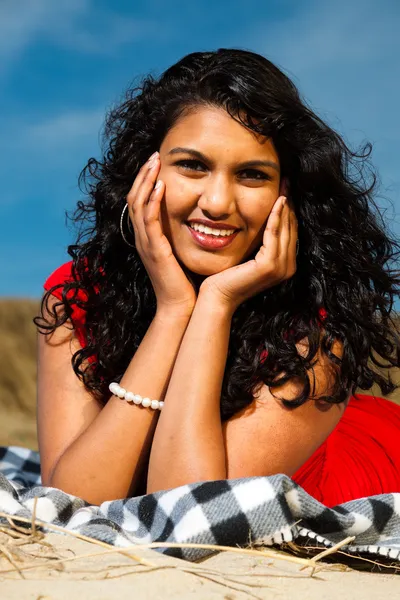 长头发的印度女孩穿红色衣服在海滩上夏天 — 图库照片