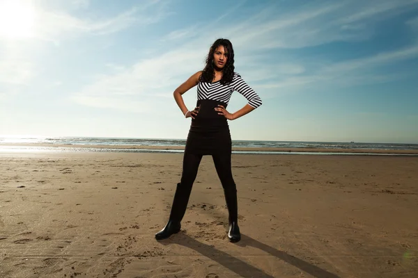 Vrij Indiase meisje met lange haren op het strand in de zomer. — Stockfoto