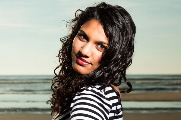 Bella ragazza indiana con i capelli lunghi sulla spiaggia in estate . — Foto Stock