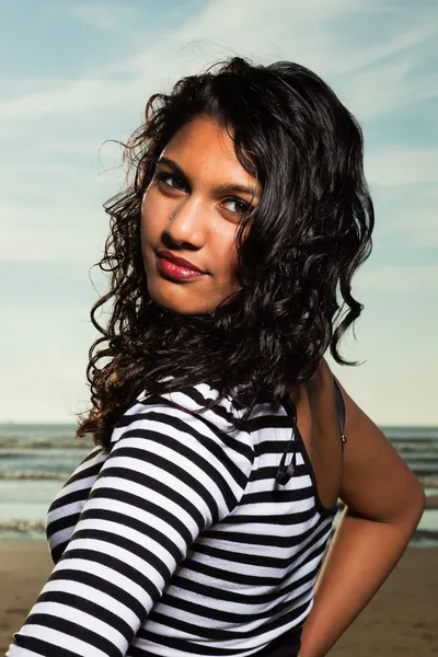 Docela indická dívka s dlouhými vlasy na pláži v létě. — Stock fotografie