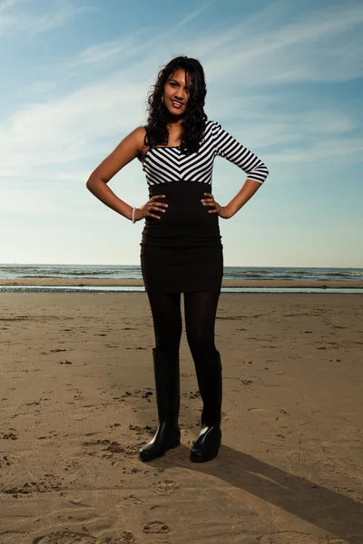 Vrij Indiase meisje met lange haren op het strand in de zomer. — Stockfoto