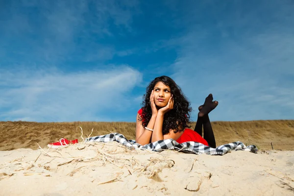 Indisches Mädchen mit langen Haaren in Rot am Strand im Sommer — Stockfoto