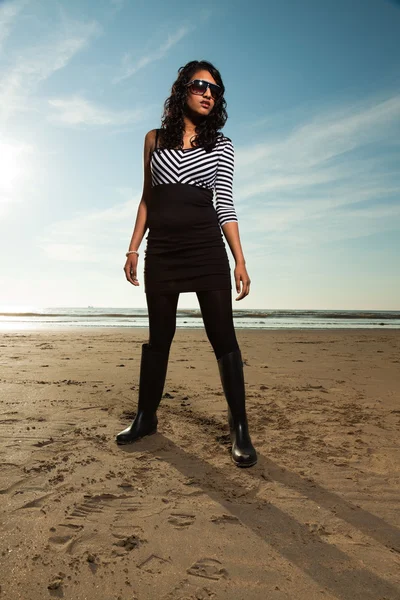 Pretty indian girl with sunglasses on the beach in summer. — Stock Photo, Image