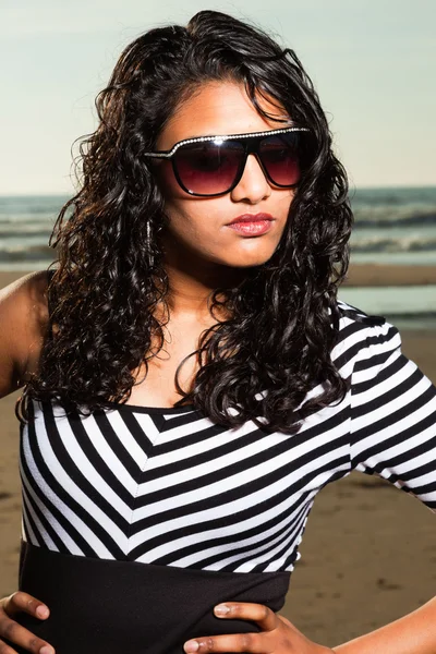 Όμορφη ινδική κορίτσι με τα γυαλιά ηλίου στην παραλία το καλοκαίρι. — Φωτογραφία Αρχείου