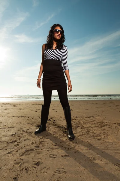 Vrij Indiase meisje met zonnebril op het strand in de zomer. — Stockfoto